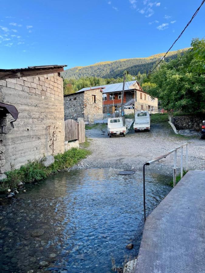 Irma Beso & Aleko Khergianis Guesthouse Mestia Exterior photo