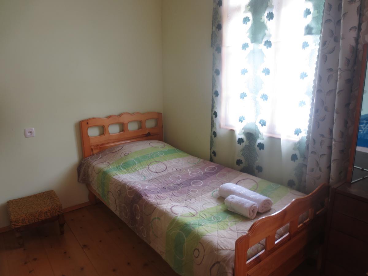 Irma Beso & Aleko Khergianis Guesthouse Mestia Exterior photo